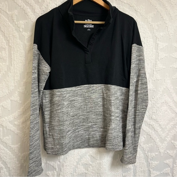 SO Snap Up Colorblock Perfect Pullover Sweatshirt in Black and Gray - Picture 5 of 9